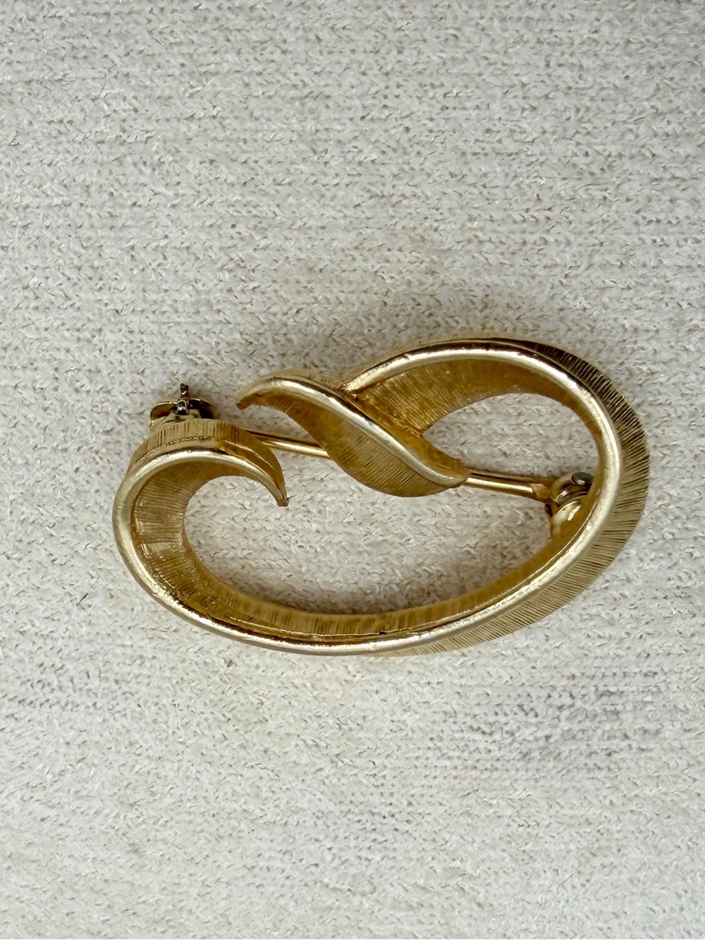 Vintage Crown Trifari Gold Tone Brushed Swirl Brooch Pin